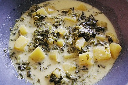 Kartoffelsuppe mit Zwiebeln und Spinat 1