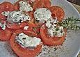 Ziegenfrischk&auml;se auf Tomatenscheiben