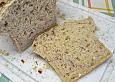 Frischk&auml;sebrot mit Kr&auml;utern der Provence