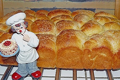 Hefeteig der immer gelingt, hier als Rohrnudeln oder Fr&uuml;chte - Guglhupf