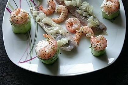 Frisch gefüllte Gurken mit Lachscreme und Krabben 3