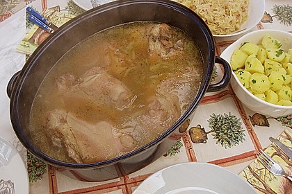 Berliner Eisbein auf Sauerkraut mit Erbsp&uuml;ree