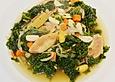 Gr&uuml;nkohlsuppe mit Quitten und Nudeln