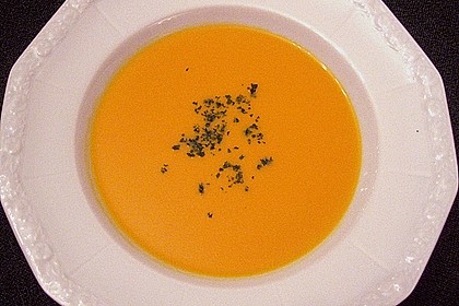 K&uuml;rbissuppe mit frischem Koriander