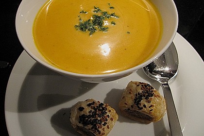 K&uuml;rbissuppe mit frischem Koriander 1