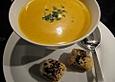 K&uuml;rbissuppe mit frischem Koriander