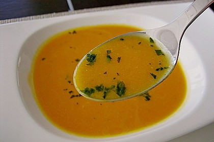 K&uuml;rbissuppe mit frischem Koriander 2
