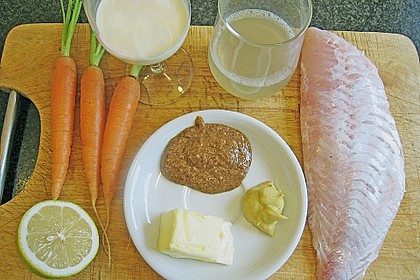 Rotbarsch in s&uuml;&szlig; - saurem Senfschaum mit blanchierten M&ouml;hren, Erbsen und schwarzem Piemontreis