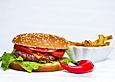Fettarmer Vollkorn - Burger mit Pommes rot - wei&szlig;