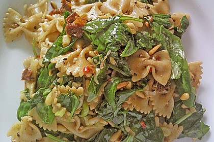 Schmetterlingssalat mit Spinat und getrockneten Tomaten 3