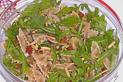 Schmetterlingssalat mit Spinat und getrockneten Tomaten 5