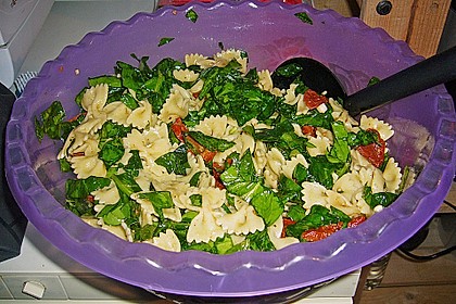 Schmetterlingssalat mit Spinat und getrockneten Tomaten 6