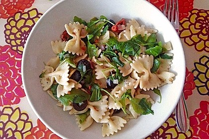 Schmetterlingssalat mit Spinat und getrockneten Tomaten 2