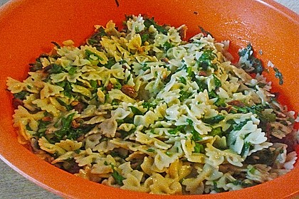 Schmetterlingssalat mit Spinat und getrockneten Tomaten 4