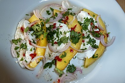 Büffelmozzarella mit Mangoscheiben und fruchtigem Dressing