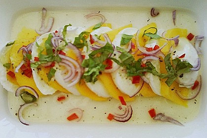 Büffelmozzarella mit Mangoscheiben und fruchtigem Dressing 26