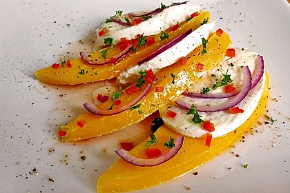 Büffelmozzarella mit Mangoscheiben und fruchtigem Dressing 1