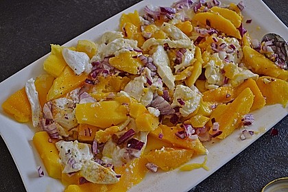 Büffelmozzarella mit Mangoscheiben und fruchtigem Dressing 23
