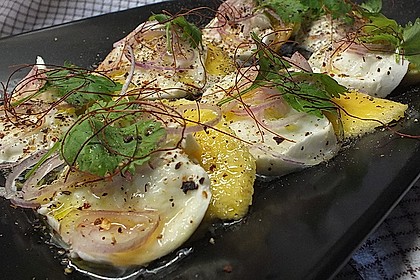 Büffelmozzarella mit Mangoscheiben und fruchtigem Dressing 16