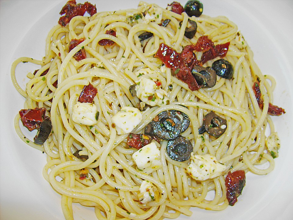 Spaghetti mit Feta, getrockneten Tomaten und Oliven (Rezept mit Bild ...