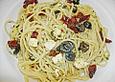 Spaghetti mit Feta, getrockneten Tomaten und Oliven
