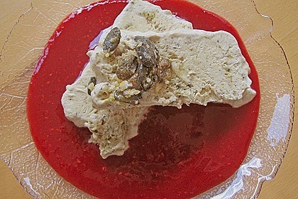 K&uuml;rbiskernparfait mit Himbeerso&szlig;e 1