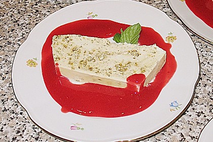 K&uuml;rbiskernparfait mit Himbeerso&szlig;e