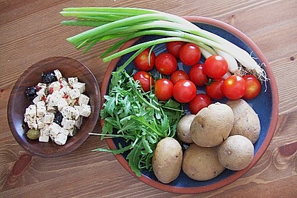 Kartoffelsalat mit Rucola, Feta und Kirschtomaten