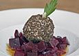 Gefl&uuml;gelleberpraline im Pumpernickelmantel auf  Rote Bete Salat in Himbeervinaigrette