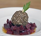 Gefl&uuml;gelleberpraline im Pumpernickelmantel auf  Rote Bete Salat in Himbeervinaigrette (Bild)