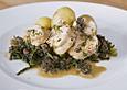 Gef&uuml;llte Kaninchenkeule mit Gr&uuml;nkohl und kleinen Kartoffeln in Morchelrahmsauce