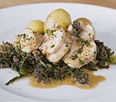 Gef&uuml;llte Kaninchenkeule mit Gr&uuml;nkohl und kleinen Kartoffeln in Morchelrahmsauce (Bild)