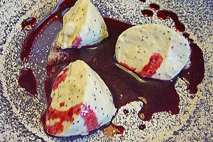 Marzipan-Mohn-Mousse mit Himbeersauce 38