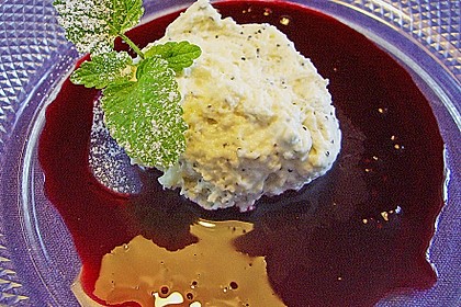 Marzipan-Mohn-Mousse mit Himbeersauce 31