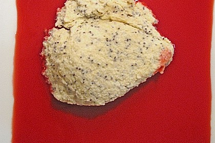 Marzipan-Mohn-Mousse mit Himbeersauce 35