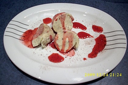 Marzipan-Mohn-Mousse mit Himbeersauce 39
