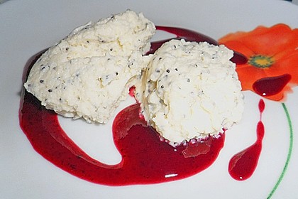 Marzipan-Mohn-Mousse mit Himbeersauce 24