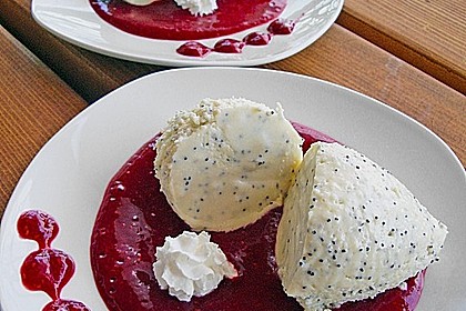 Marzipan-Mohn-Mousse mit Himbeersauce 8