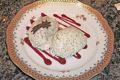 Marzipan-Mohn-Mousse mit Himbeersauce 12