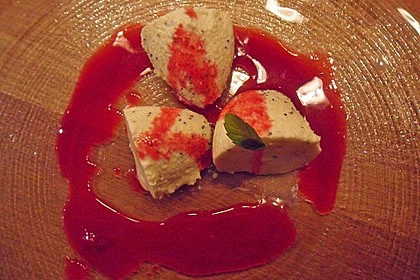 Marzipan-Mohn-Mousse mit Himbeersauce 37