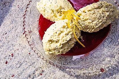 Marzipan-Mohn-Mousse mit Himbeersauce 25