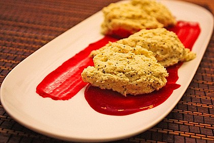 Marzipan-Mohn-Mousse mit Himbeersauce 29