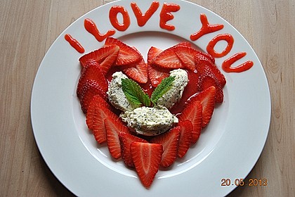 Marzipan-Mohn-Mousse mit Himbeersauce 9