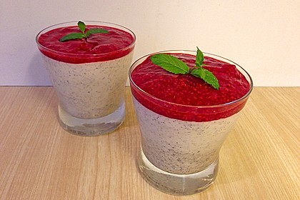 Marzipan-Mohn-Mousse mit Himbeersauce 16