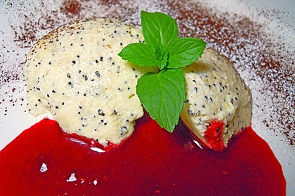 Marzipan-Mohn-Mousse mit Himbeersauce 33