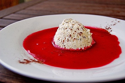Marzipan-Mohn-Mousse mit Himbeersauce 15