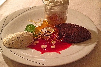 Marzipan-Mohn-Mousse mit Himbeersauce 19