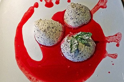 Marzipan-Mohn-Mousse mit Himbeersauce 21