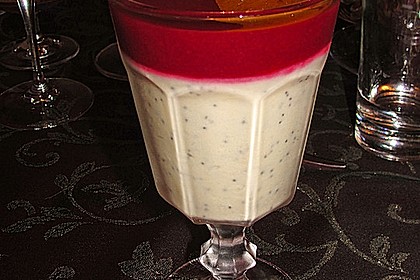 Marzipan-Mohn-Mousse mit Himbeersauce 20