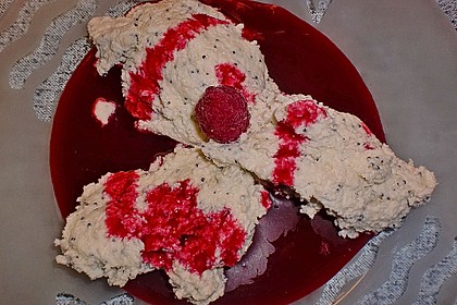 Marzipan-Mohn-Mousse mit Himbeersauce 32